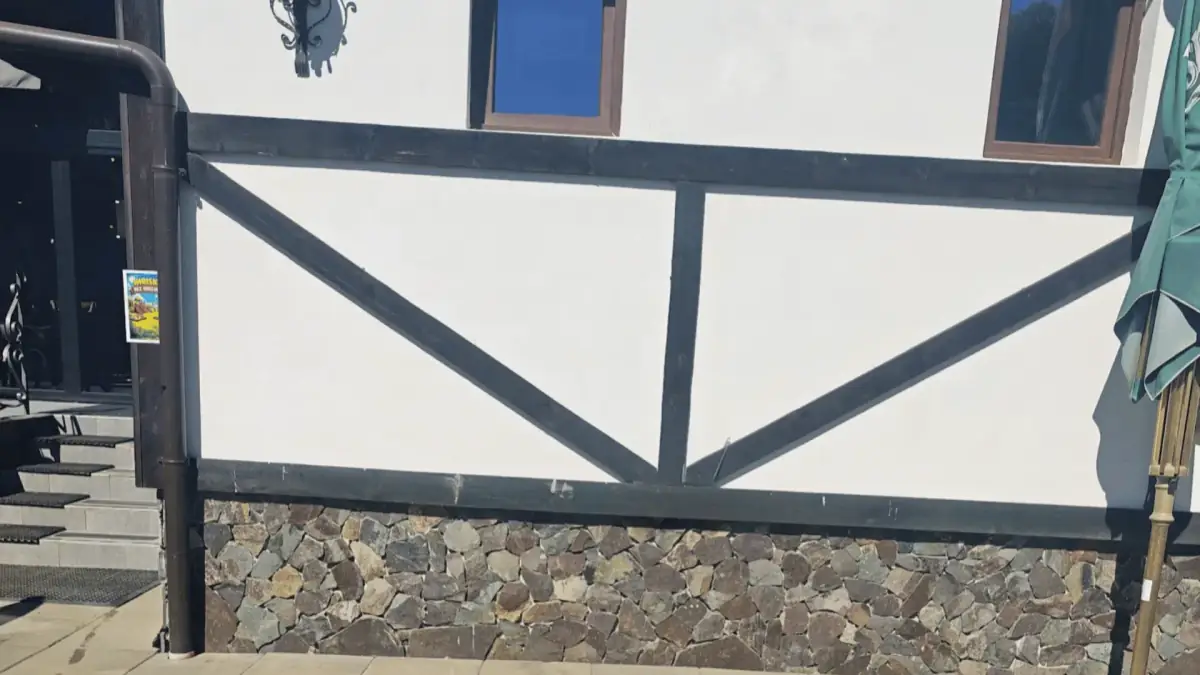 Nevyzdobená fasáda pred balónovou výzdobou